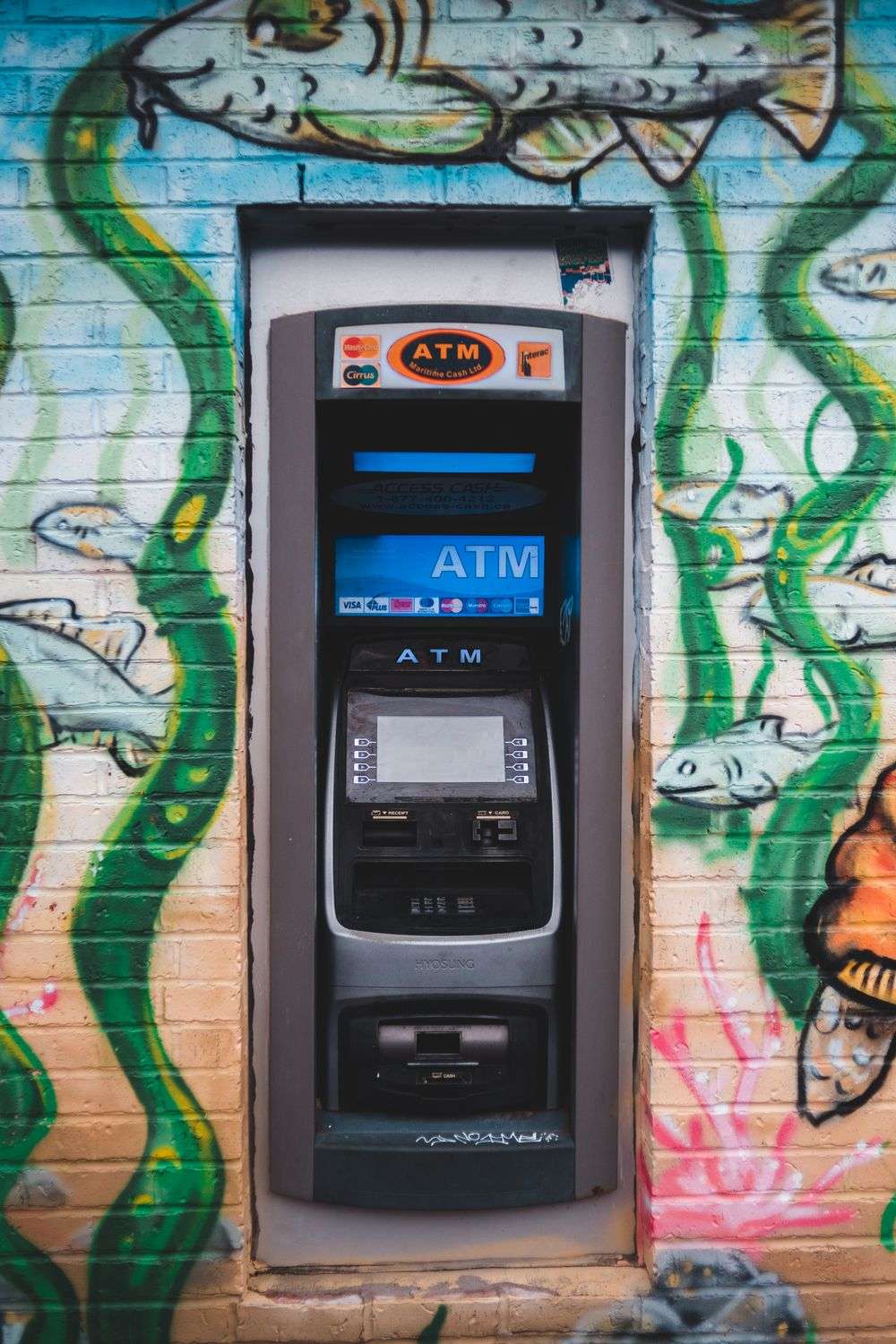 Mesin ATM terpasang di dinding