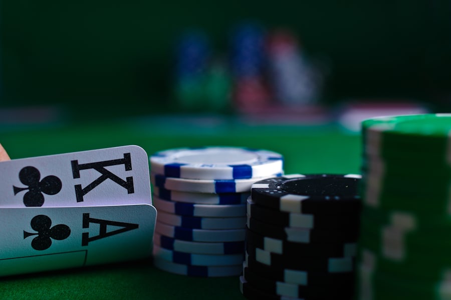Chip poker bertumpuk di atas meja kain hijau
