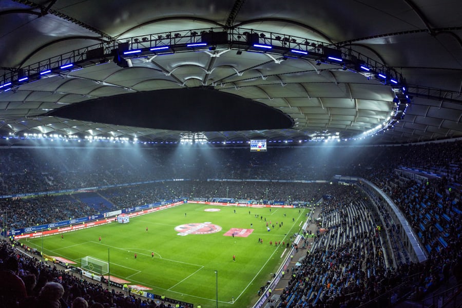 Lapangan sepak bola dengan stadion terbuka